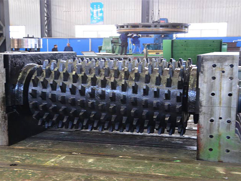 Double-geared roller crusher